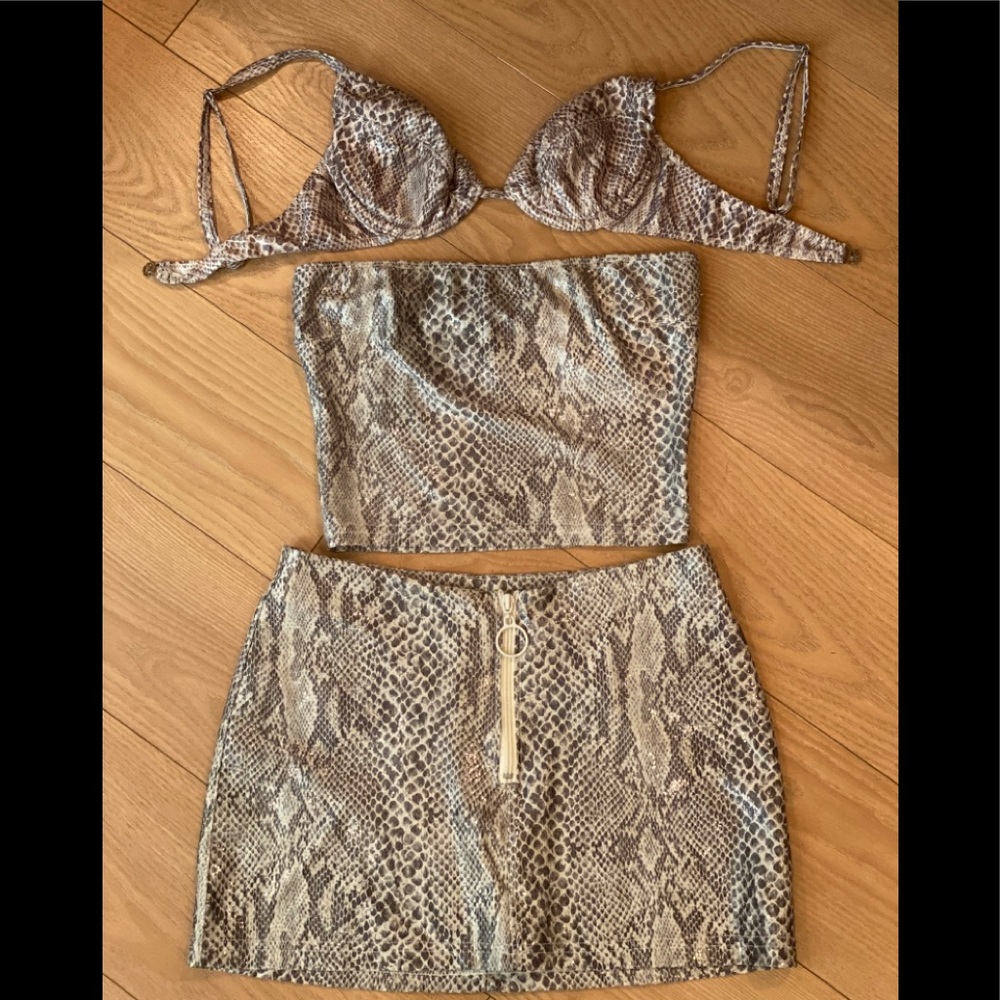 Savage 3 Piece Python Print Sheen To It - image 1
